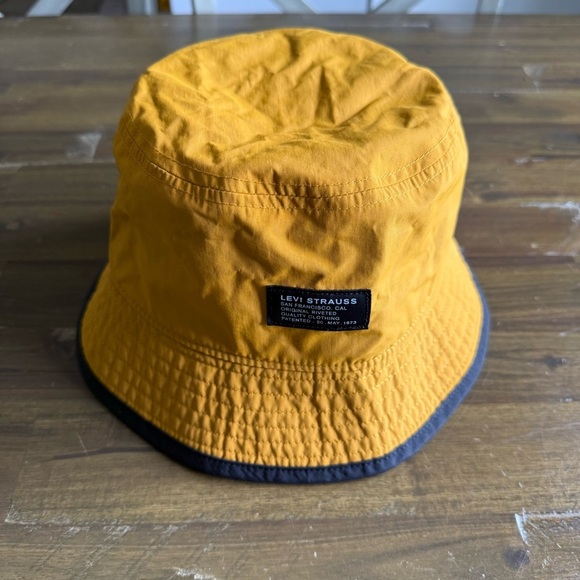 Levi’s Stratuss Unisex Yellow Round Brim Adjustable Chin Strap Bucket - Picture 1 of 9